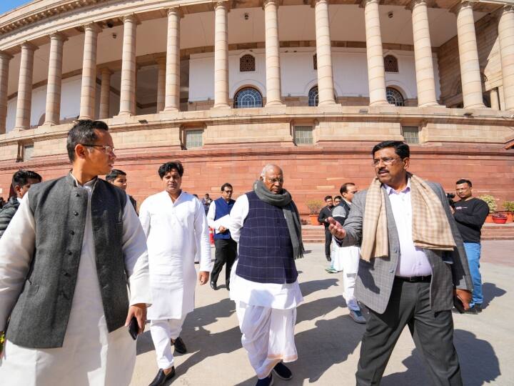 Budget Session 2023: संसद में अडानी पर हंगामे के बीच विपक्षी दलों की इमरजेंसी मीटिंग, 16 पार्टियों के नेता हुए शामिल Budget session 2023 congress president mallikarjun kharge called opposition urgent meeting over Gautam Adani Issue Hindenburg Research Budget Session 2023: संसद में अडानी पर हंगामे के बीच विपक्षी दलों की इमरजेंसी मीटिंग, 16 पार्टियों के नेता हुए शामिल