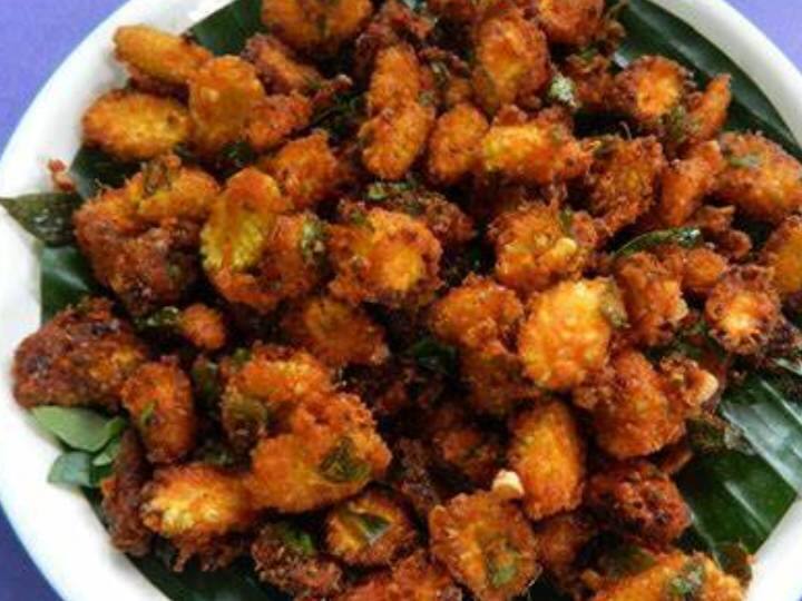 आलू के वेजेज को एक बाउल में डालें और अच्छी तरह मिलाएँ ताकि वे मिश्रण में अच्छी तरह से कोट हो जाएं.अब एक कढ़ाई में 1 कप तेल गरम करें। गरम तेल में वेजेज डालें और बैचों में तलें। सुनहरा भूरा रंग होने तक तलें। तले हुये वेजेज को प्लेट में निकाल लीजिये.