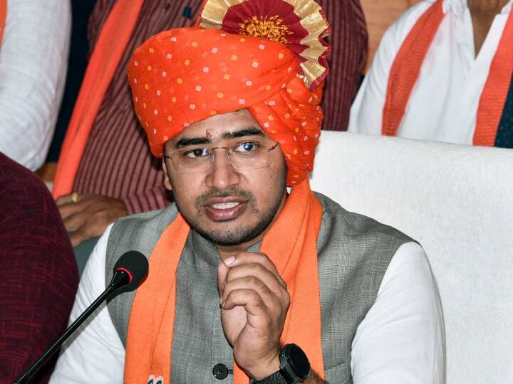 bjp mp tejasvi surya creates controversy painted party logo on walls of houses in bengaluru Tejasvi Surya: बीजेपी सांसद तेजस्वी सूर्या के घरों पर पार्टी सिंबल पेंट करने को लेकर विवाद, कार्रवाई की मांग