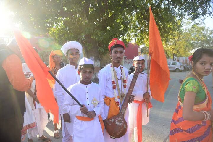 दिंडीत लिळाचरित्र, श्रीज्ञानेश्वरी, भारताचे संविधान आदी ग्रंथांचा समावेश होता.