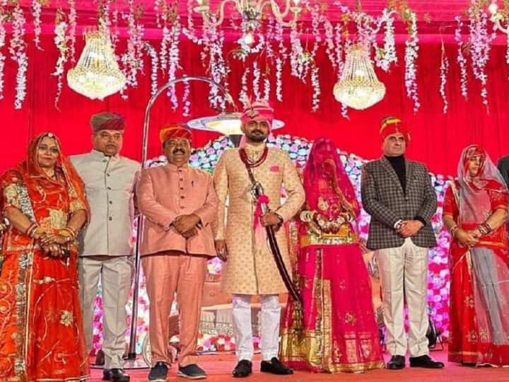 Rajasthan: एसपी का बेटा है इसलिए बच गया! खाकी के साथ मारपीट करने वाले की पुष्कर में हुई धूमधाम से शादी Ajmer Rajasthan Praveen Nathawat son of Jaisalmer SP Bhanwar Singh accused of assaulting CI Pushkar ANN Rajasthan: एसपी का बेटा है इसलिए बच गया! खाकी के साथ मारपीट करने वाले की पुष्कर में हुई धूमधाम से शादी
