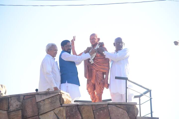 ग्रंथ दिंडीचे स्वागत ठिकठिकाणी पुष्पवर्षाव करुन होत होता. संमेलन स्थळावर पोहोचताच साहित्याचा जयघोष झाला.