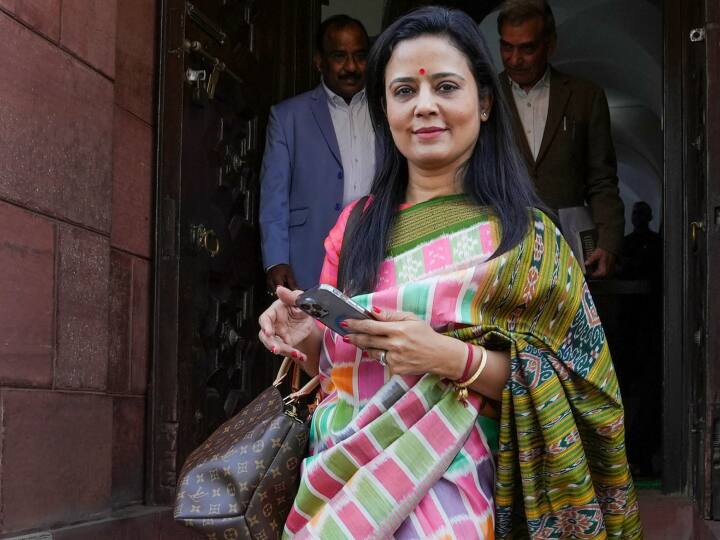 महुआ 2009 में नौकरी छोड़ कांग्रेस के जरिए राजनीति में दाखिल हुई. लेकिन एक साल के अंदर ही कांग्रेस का दामन छोड़ ममता बनर्जी की तृणमूल कांग्रेस का हाथ थाम लिया.(फोटो-PTI)