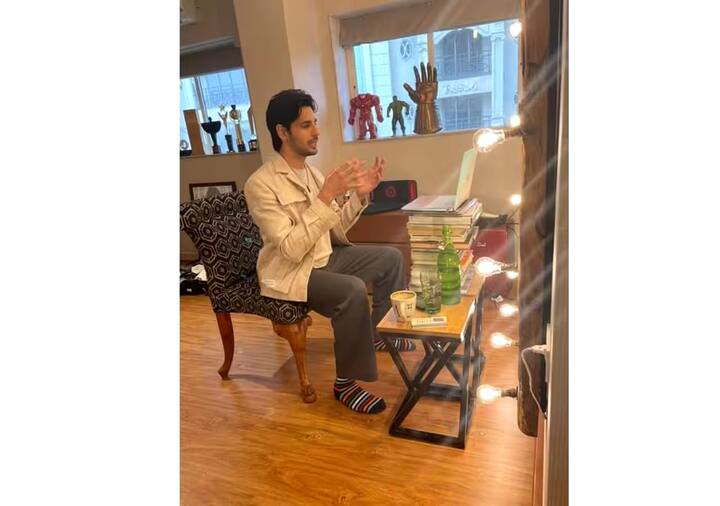 सिद्धार्थ मल्होत्रा (Siddharth Malhotra) ने अपने घर पर एक इंटरव्यू रूम भी बनवा रखा है. बता दे की खबरों के मुताबिक 7 फरवरी 2023 को सिद्धार्थ और कियारा राजस्थान के सूर्यगढ़ पैलेस में शादी के बंधन में बंध जाएंगे. (Photo- Instagram)