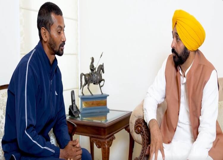 Punjab news cm bhagwant mann gave job to national hockey player parmjeet singh in Punjab Punjab News: पूर्व हॉकी खिलाड़ी  को अब नहीं करनी पड़ेगी ‘पल्लेदारी’, पंजाब के सीएम ने नौकरी देने का किया ऐलान