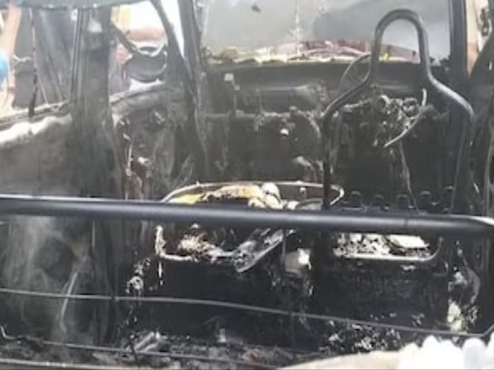 Shocking Video Car Fire : கேரளாவில் பெரும் சோகம்.. பிரசவத்துக்கு செல்லும் வழியில் திடீரென தீப்பிடித்த கார்… கர்ப்பிணியும் கணவரும் உயிரிழப்பு