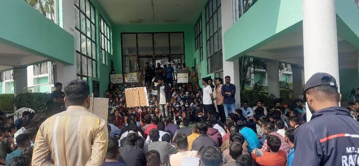 महाराष्ट्र लोकसेवा आयोगाने केलेल्या अभ्यासक्रमातील बदलाच्या निषेधार्थ राहुरी कृषी विद्यापीठात विद्यार्थ्यांचं आंदोलन सुरू आहे. याकडे सरकार दुर्लक्ष करत असल्याचा आरोप या विद्यार्थ्यांनी केला आहे.