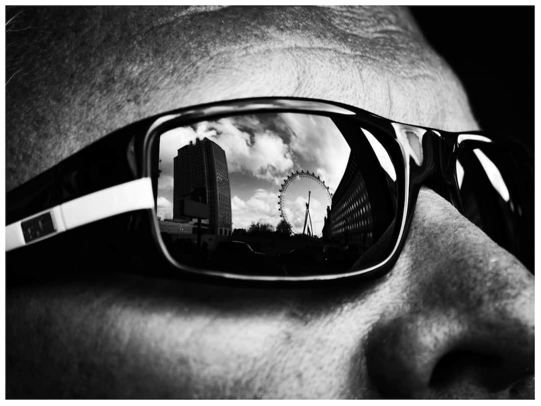 कभी सोचा है नेत्रहीन या आंखों के रोगी काला चश्मा ही क्यों पहनते हैं? ये है वजह Why black glasses are worn when there is damage to the eyes or infection know the reason behind this कभी सोचा है नेत्रहीन या आंखों के रोगी काला चश्मा ही क्यों पहनते हैं? ये है वजह