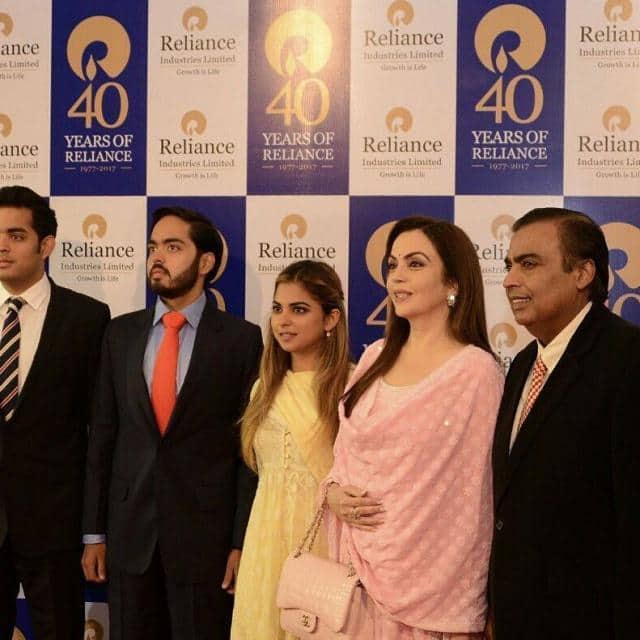 मुकेश धीरूभाई अंबानी (Mukesh Ambani)एक जानी मानी हस्ती बन चुके हैं साथ ही वह रिलायंस इंडस्ट्रीज लिमिटेड के चेयरमैन और मैनेजिंग डायरेक्टर भी हैं. (Photo- Instagram)