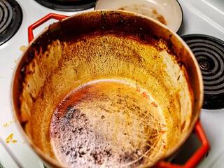 Kitchen Tips: 5 Easy Ways To Remove Turmeric Stains From Utensils Kitchen Tips : சமையல் பாத்திரங்களில் மஞ்சள், மசாலா கறை போகவே மாட்டேங்குதா? வந்தாச்சு ஈஸி டிப்ஸ்..