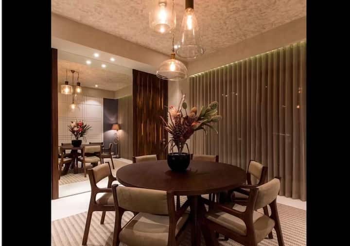 સિદ્ધાર્થ મલ્હોત્રાના ઘરનો ડાઇનિંગ એરિયા પણ ખૂબ જ સુંદર છે. ડાઇનિંગ રૂમમાં બ્રાઉન અને ક્રીમ કલર્સનો વધુ ઉપયોગ કરવામાં આવ્યો છે, જે ઘરને સ્ટેટમેન્ટ લુક આપે છે.