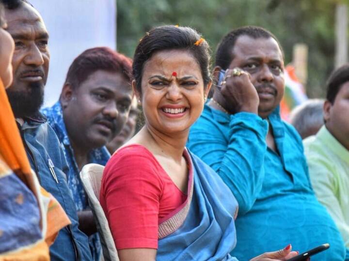 इनमें एक नाम पश्चिम बंगाल के कृष्णानगर से तृणमूल कांग्रेस की सांसद महुआ मोइत्रा (Mahua Moitra) का हैं. असम में पैदा हुई मित्रा की तालीम कोलकाता और अमेरिका में हुई है. उन्होंने अमेरिका से अर्थशास्त्र की पढ़ाई कर इंवेंस्टमेंट बैंकर का पेशा चुना.(फोटो-instagram.com/mahuamoitraofficial)