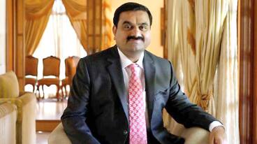 গত ১ ফেব্রুয়ারি মুম্বইয়ে আদানি এন্টারপ্রাইজের শেয়ারদর ২৮.৪৫ শতাংশ পড়ে যায়। পরে এফপিও প্রত্যাহারের কথা ঘোষণা করেন গৌতম আদানি যার পর থেকে তোলপাড় চলছে ভারতের সংসদে। (ছবি:ANI)