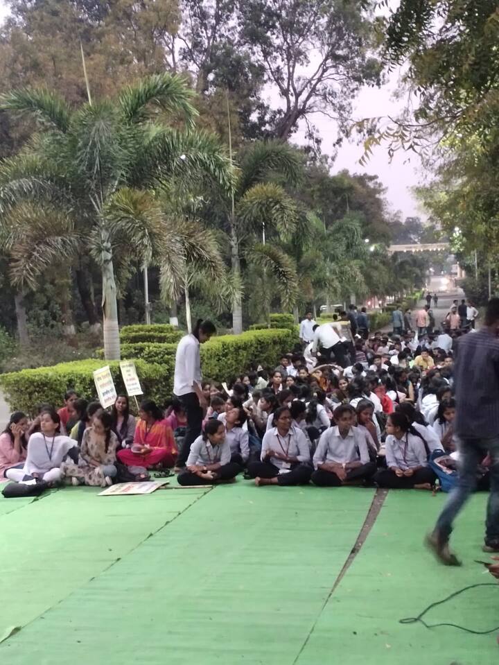 महाराष्ट्र लोकसेवा आयोगामार्फत ( MPSC )  घेण्यात आलेला निर्णय कृषी अभियंत्यावर अन्यायकारक असून महाराष्ट्र लोकसेवा आयोगाने घेतलेली 2021 कृषी सेवा मुख्य परीक्षा स्थगित करावी आणि  आगामी काळात घेण्यात येणारी कृषी सेवा मुख्य परीक्षा 2022 रद्द करावी या प्रमुख मागणीसाठी राज्यभरातील चारही कृषी विद्यापीठाच्या आवारात आंदोलन सुरु आहे.