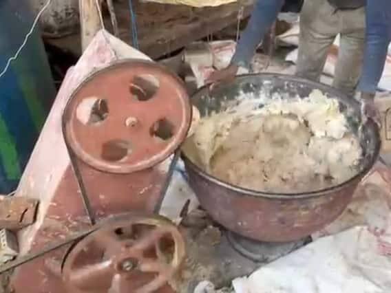 આ સિવાય તમે કણક ભેળવવા માટે આવું મશીન નહીં જોયું હોય, અહીં લોટ ભેળવા માટે એક મોટું મશીન મંગાવવામાં આવ્યું હતું.