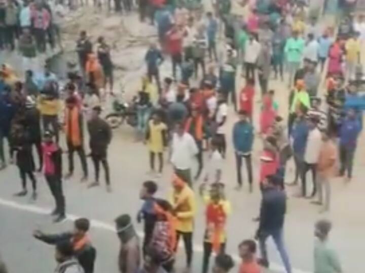 Tamil Nadu Jallikattu Protest over not getting permission for bull fighting sport Jallikattu Protest: तमिलनाडु में जल्लीकट्टू की इजाजत नहीं मिलने को लेकर प्रोटेस्ट, हिंसा में 15 पुलिसकर्मी घायल