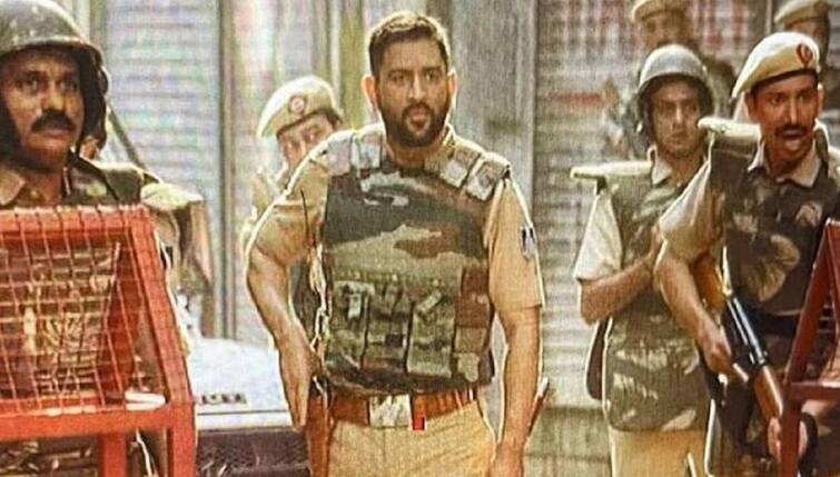 MS Dhoni's latest picture as a police officer goes viral MS Dhoni Police: મહેન્દ્રસિંહ ધોનીએ ફરી ફેન્સને કર્યા આશ્વર્યચકિત, પોલીસ અધિકારીની વર્દીમાં જોવા મળ્યો