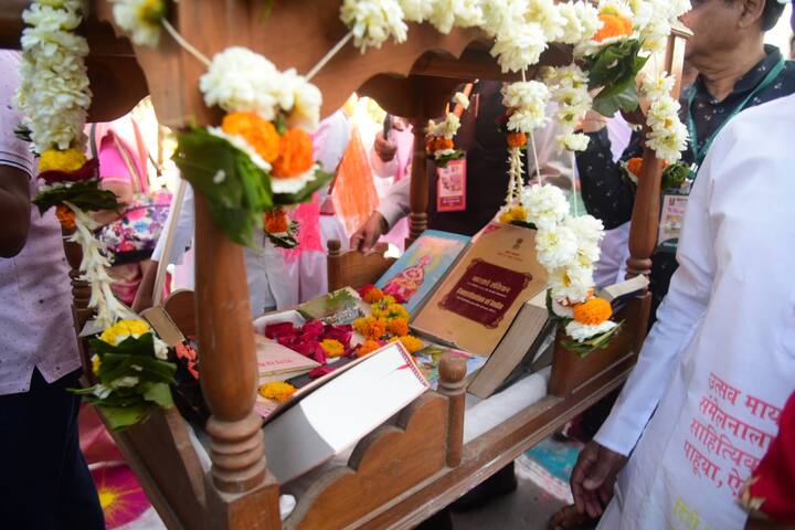 महात्मा गांधी आणि आचार्य विनोबा भावे यांच्या विचारांनी प्रगल्भ झालेल्या वर्धा नगरित आज, शुक्रवारी 96व्या अखिल भारतीय मराठी साहित्य संमेलनास परंपरागत ग्रंथ दिंडीने सुरुवात झाली.