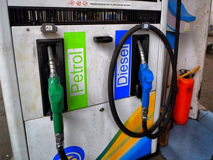 Petrol and diesel price today in india 21th march 2023 petrol and diesel rate today in mumbai delhi bangalore chennai hyderabad and more cities petrol diesel price in metro cities Petrol Diesel Price: गाडीत पेट्रोल-डिझेल भरण्यापूर्वी झटपट चेक करा आजचे दर