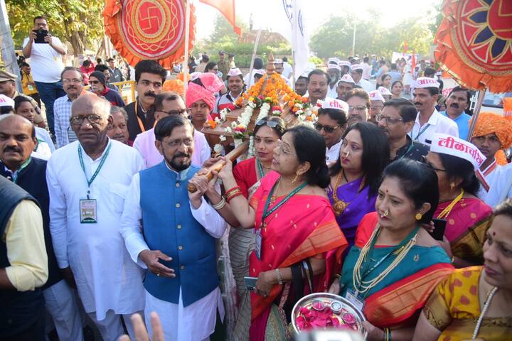 अखिल भारतीय मराठी साहित्य महामंडळ आणि विदर्भ साहित्य संघाच्या वतीने आयोजित या संमेलनाच्या अनुषंगाने वर्धा नगरीतील नागरिकांचा उत्साह ओसंडून वाहत होता.