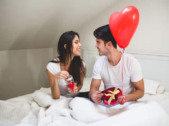 Valentine Week 2023: वैलेंटाइन डे पर अपने पार्टनर को स्पेशल फील कराने के लिए करें यह काम, रिश्ता होगा मजबूत Valentine Week 2023: वैलेंटाइन डे पर अपने पार्टनर को स्पेशल फील कराने के लिए करें यह काम, रिश्ता होगा मजबूत