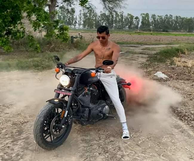 भारतीय टीम के तेज गेंदबाज नवदीप सैनी ने अगस्त 2019 में अपना इंटरनेशनल डेब्यू किया था. इस खिलाड़ी ने अपनी गेंदबाजी की गति से खासा प्रभावित किया था. वहीं, नवदीप सैनी बाइक के काफी शौकीन हैं. इस तेज गेंदबाज के पास हार्ले डेविसन रोडस्टर है. जिसकी कीमत 14.5 लाख है. जबकि हार्ले डेविसन रोडस्टर की अधिकतम गति 200 किलोमीटर प्रतिघंटा है. (फोटो क्रेडिट- सोशल मीडिया)