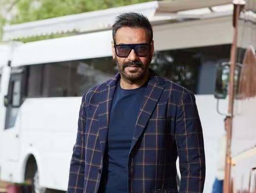 Ajay Devgn Car: ਬਾਲੀਵੁੱਡ ਇੰਡਸਟਰੀ ਦੇ ਸਿੰਘਮ ਯਾਨੀ ਅਜੇ ਦੇਵਗਨ ਲਗਜ਼ਰੀ ਕਾਰਾਂ ਦੇ ਬਹੁਤ ਸ਼ੌਕੀਨ ਹਨ। ਹੁਣ ਉਨ੍ਹਾਂ ਦੇ ਕਲੈਕਸ਼ਨ 'ਚ ਇਕ ਹੋਰ ਨਵੀਂ ਲਗਜ਼ਰੀ ਕਾਰ ਜੁੜ ਗਈ ਹੈ, ਜਿਸ ਦੀ ਕੀਮਤ ਜਾਣ ਕੇ ਤੁਹਾਡਾ ਹੋਸ਼ ਉੱਡ ਜਾਵੇਗਾ।