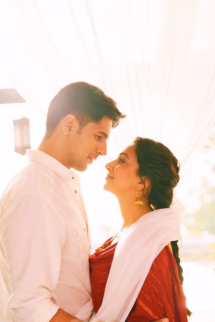 आज हम आपके लिए इस खबर में कियारा और सिद्धार्थ की खूबसूरत तस्वीरें तो लेकर आए ही हैं साथ ही उनकी वेडिंग अपडेट के साथ इनकी नेटवर्थ के बारे में भी बात करेंगे.