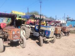 उज्जैन रेत मंडी में खनिज विभाग का छापा, शिप्रा नदी की अवैध रेत से लदीं 9 ट्रैक्टर ट्रॉलियां जब्त