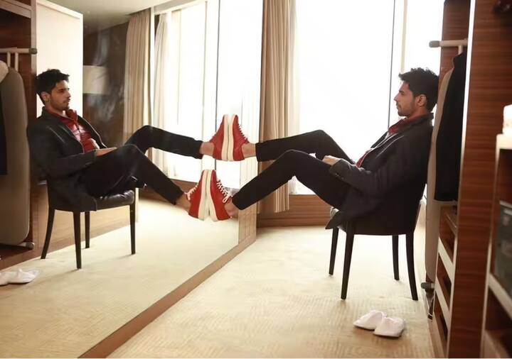 સિદ્ધાર્થ મલ્હોત્રાને તેના ઘરની આ સેલ્ફી સ્પોટ પસંદ છે. કલાકારો ઘણીવાર આ જગ્યાએ મિરર સેલ્ફી લેતા હોય છે.