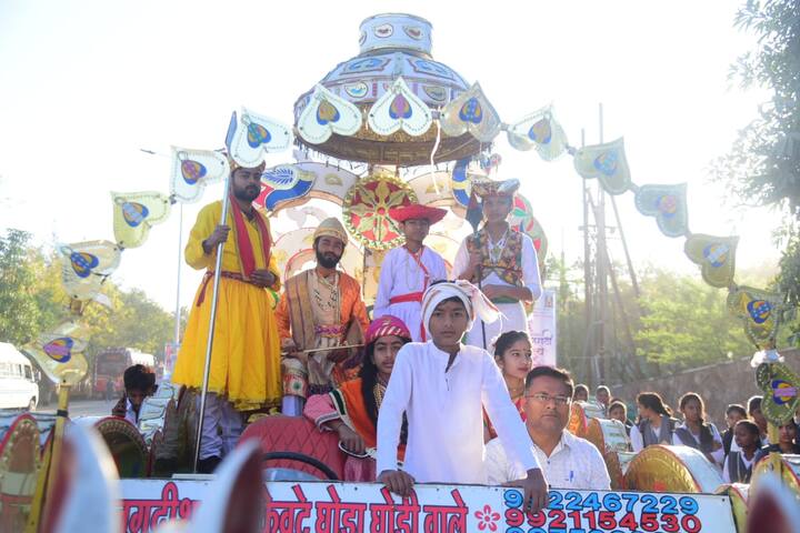 ग्रंथ दिंडीमध्ये विठ्ठल-रुखमाई, संत समर्थ रामदास स्वामी, संत तुकाराम महाराज, संत ज्ञानेश्वर महाराज, संत एकनाथ, चक्रधर स्वामी, महात्मा गांधी, तुकडोजी महाराज, संत जनाबाई, छत्रपती शिवाजी महाराज, आई जिजाऊ, झांशी ची राणी लक्ष्मीबाई, रझिया सुलताना, मदर टेरेसा आदी महापुरुषांच्या वेशभूषेत विविध शाळांतील विद्यार्थी सहभागी झाले होते.