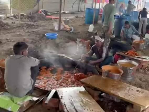 થોડા દિવસો પહેલા જેસીબી વડે ખોદકામ કરતી વખતે વિડીયો સોશ્યિલ મીડિયા પર મીમ તરીકે વાયરલ થયો હતો. આવી સ્થિતિમાં, વિજય રામધામ રઘુનાથ મંદિરમાં પ્રસાદ બનાવવા માટે આવા મશીનોનો ઉપયોગ કરવામાં આવ્યો હતો.