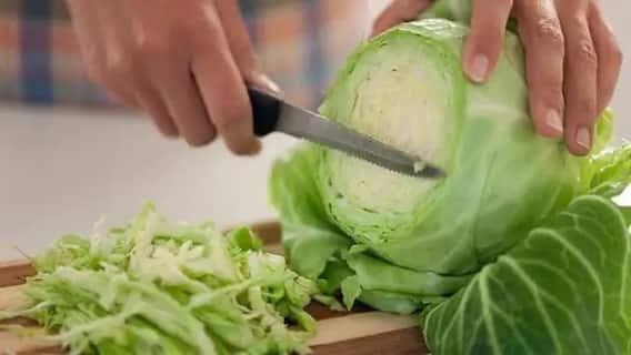 Cabbage Juice Benefits: पत्तागोभी का जूस सिर्फ वजन ही कम नहीं करता बल्कि इसके और भी कई बड़े फायदे हैं. Cabbage Juice Benefits: पत्तागोभी का जूस सिर्फ वजन ही कम नहीं करता बल्कि इसके और भी कई बड़े फायदे हैं.