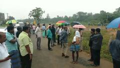 தஞ்சை நாஞ்சிக்கோட்டை சாலையில் பட்டா வழங்கக்கோரி பொதுமக்கள் திரண்டதால் பரபரப்பு