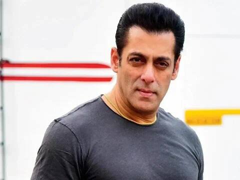 सलमान खान - सलमान खान अभी तक के करयिर में 80 से ज्यादा फिल्मों में काम कर चुके हैं. जिसमें से उनकी 40 से अधिक फिल्में सुपरहिट रही हैं.
