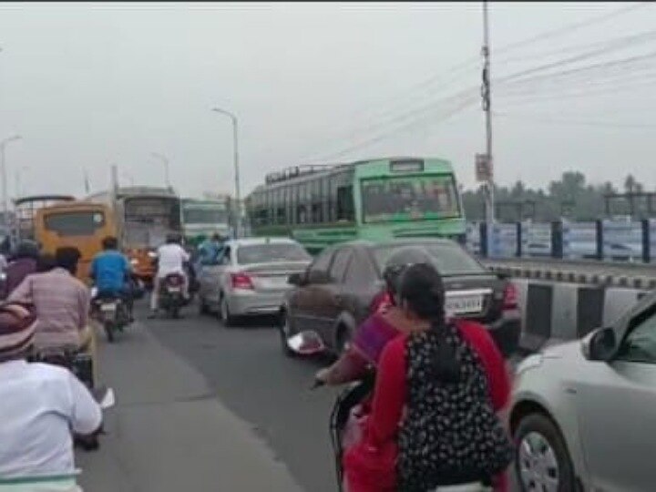 மதுபோதையில் லாரி ஓட்டி வந்து விபத்தை ஏற்படுத்திய டிரைவர் - கரூரில் பரபரப்பு