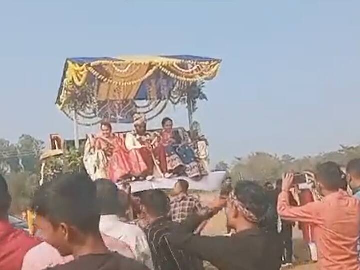 JCB Wedding Video in Navsari: इन दिनों शादियों का सीजन चल रहा है. लोग अपनी और अपनों की शादी को यादगार बनाने के लिए नए-नए तरीके अपनाते हैं. ऐसी ही एक घटना नवसारी जिले में सामने आई है. (फोटो ट्विटर- वीडियो ग्रैब, @Kshatriyadilip)