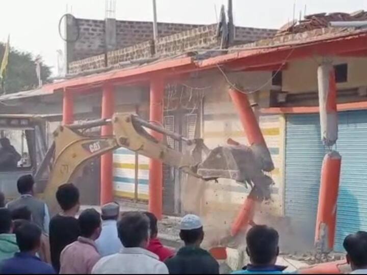 PMAY Houses demolished in Ichhawar of Karan Singh Verma many people homeless ANN MP: पूर्व राजस्व मंत्री के गढ़ इछावर में टूट रहे पीएम आवास, सैकड़ों लोग बेघर, आखिर क्या है वजह?