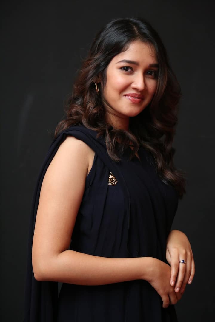 2010 లో మలయాళం లో వచ్చిన ‘కధ తుదరున్ను’ సినిమా ద్వారా బాలనటిగా ఇండస్ట్రీలోకి ఎంట్రీ.