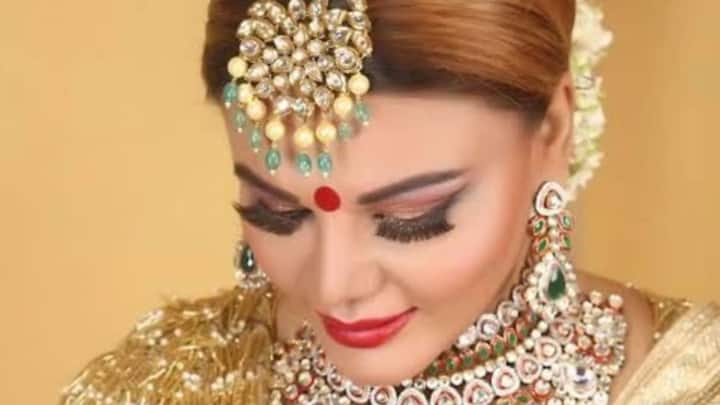 সঙ্গে জানান, অন্য মহিলার সঙ্গে সম্পর্কও রয়েছে আদিল দুরানির।