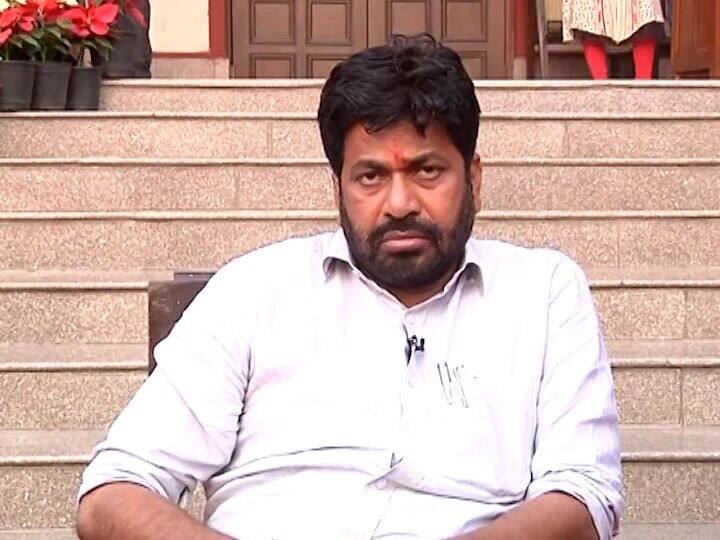 उद्धव ठाकरे आणि प्रकाश आंबेडकर यांची युती म्हणजे कट्टर भगवा आणि कट्टर नाल्याची युती आहे. नेते एक झाले तरी मतदार किती एक होणार हा प्रश्न असून या निळ्या आणि भगव्या युतीचे कारण केवळ सत्ता मिळवणे आहे असं बच्चू कडू म्हणाले.