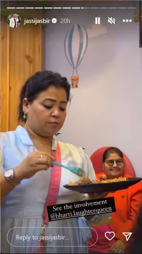 জসবীর জ্যাসসির সোশ্যাল মিডিয়া হ্যান্ডলে ফুটে উঠেছে ভারতী সিংহের ছবি। তাতে দেখা যাচ্ছে, কপিল শর্মার ছেলের জন্মদিনে খাবার উপভোগ করছেন তিনি।