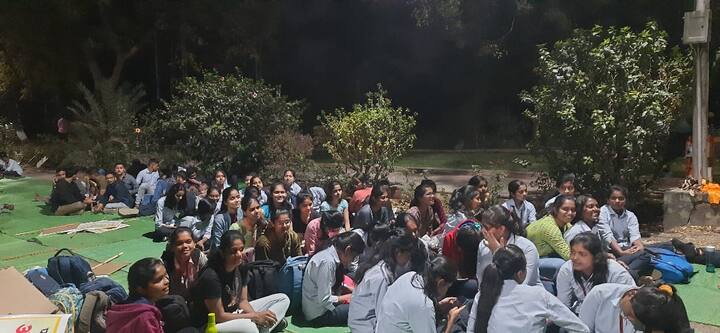 अहमदनगर जिल्ह्यातील राहुरी कृषी विद्यापीठाच्या आवारात सुरु असलेल्या धरणे आंदोलनात शेकडो विद्यार्थ्यांनी सहभाग घेतलाय. गेल्या सात दिवसात अनेक राजकीय नेत्यांनी आणि सामाजिक कार्यकर्त्यांनी आंदोलनास्थळी जात पाठिंबासुद्धा दिला आहे.