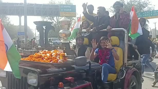 अर्चना के कैच की हर तरफ तारीफ हो रही है. वहीं उन्नाव सदर में जिन सड़कों से जुलूस निकला उसका हर जगह भव्य स्वागत किया गया. उन्नाव जनपद के बांगरमऊ क्षेत्र के रतईपुरवा गांव में क्रिकेटर अर्चना देवी का पैतृक घर है. उन्नाव की क्रिकेटर बेटी अर्चना देवी ने मीडिया से बात करते हुए कहा कि हमने बहुत संघर्ष किया है, मां बहुत सपोर्ट करती थी, हमेशा फाइनेंसियल प्रॉब्लम थी, तो ज्यादा पढ़ भी नहीं सकती थी.