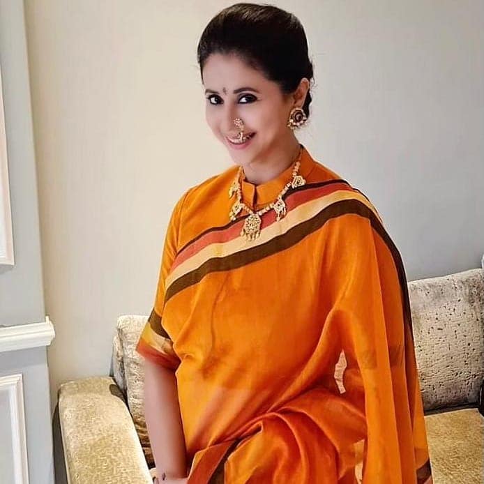 उर्मिला इन दिनों फिल्मों से दूर राजनीति में अपनी किस्मत चमका रही हैं. अक्सर सिंपल लुक में दिखने वाले एक्ट्रेस करोड़ों की मालकिन हैं.