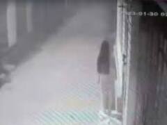 நள்ளிரவில் ஆடையின்றி சென்ற இளம்பெண்.. பின்தொடர்ந்து வந்த பைக்குகள்.. நடந்தது என்ன?