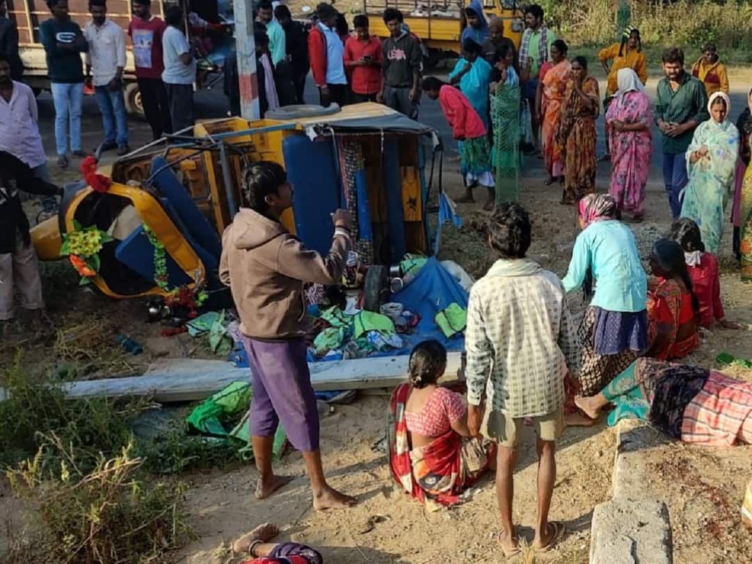 Mulugu Accident: అతివేగంతో పల్టీ కొట్టిన కూలీల ఆటో - మహిళ మృతి, నలుగురి పరిస్థితి విషమం Mulugu Accident One Dead Four Seriously Injured After Speeding Auto overturns Mulugu Accident: అతివేగంతో పల్టీ కొట్టిన కూలీల ఆటో - మహిళ మృతి, నలుగురి పరిస్థితి విషమం