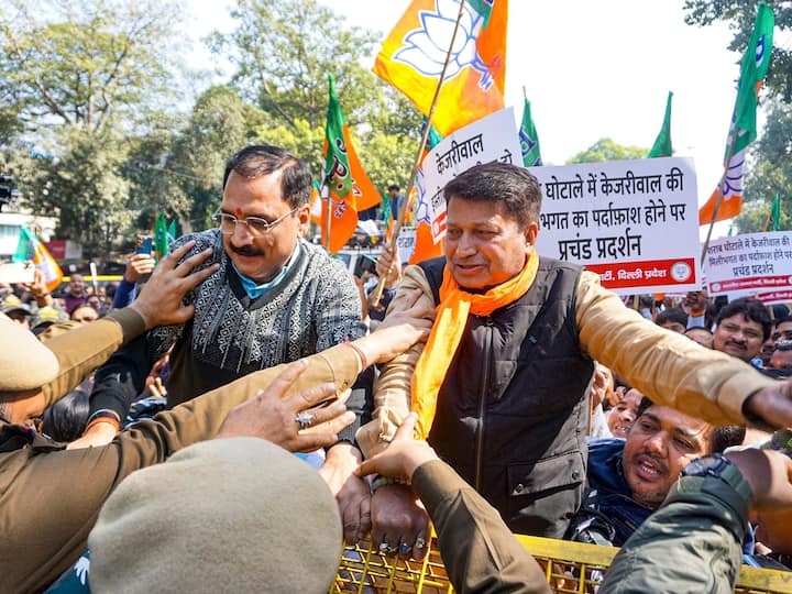 Delhi BJP Workers Protest Outside AAP Office Against CM Arvind Kejriwal Over Alleged Liquor Policy Scam BJP's Massive Protest Against Arvind Kejriwal Over Delhi Liquor Policy Case: Watch