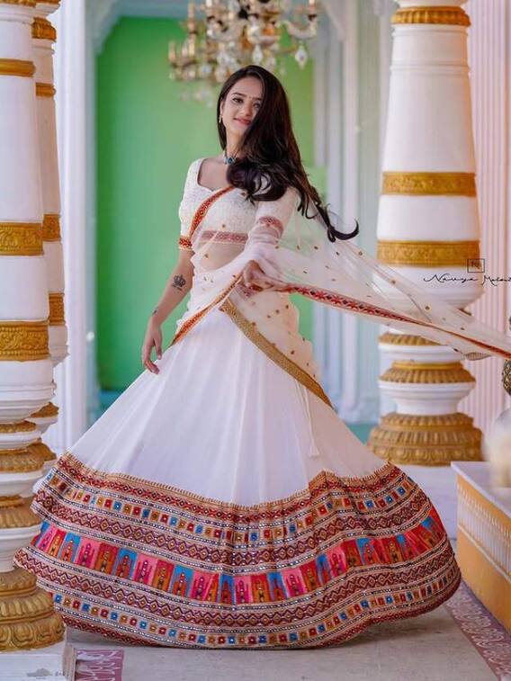 లంగావోణీలో బిగ్ బాస్ బ్యూటీ అందాల విందు