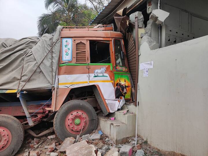 One person was killed in an accident where a lorry lost control on the highway and rammed into a house in Coimbatore TNN கோவையில் பரபரப்பு... லாரி அடுத்தடுத்து வாகனங்கள், வீட்டின் மீது மோதி விபத்து - ஒருவர் உயிரிழப்பு
